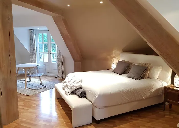 Couette-café La Bergerie De Lives 4*